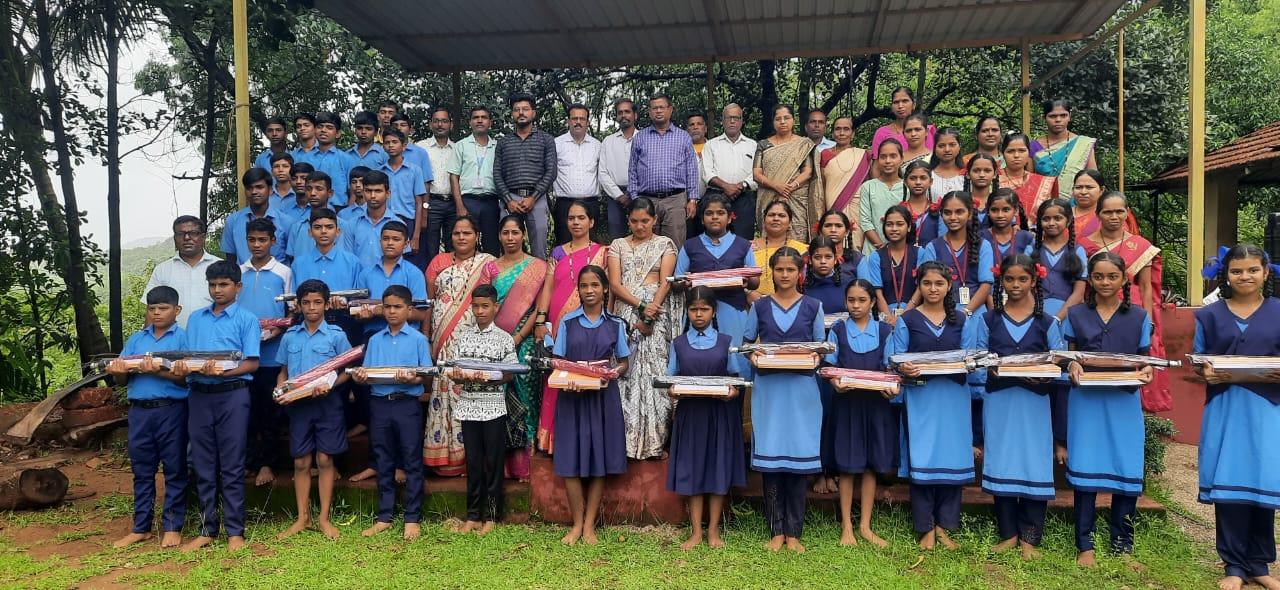 You are currently viewing असनिये येथील शिवछत्रपती माध्यमिक विद्यालयातील गुणवंत विद्यार्थ्यांचा गौरव व शैक्षणिक साहित्याचे वाटप