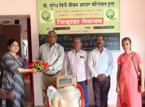 Read more about the article जिव्हाळा सेवाश्रमला सामाजिक बांधिलकी प्रतिष्ठानच्या माध्यमातून रोख रक्कम 11000 व जीवाणूवश्यक वस्तूंची भेट