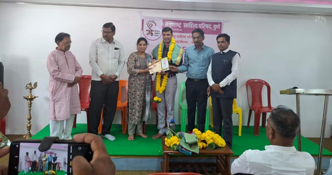 You are currently viewing रवींद्र गुरव यांच्या बे दुणे शून्य कादंबरीस पुरस्कार प्रदान