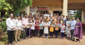 Read more about the article पालकमंत्री नितेश राणे यांच्या वाढदिवसानिमित्त विद्यार्थ्यांना मोफत वह्यावाटप