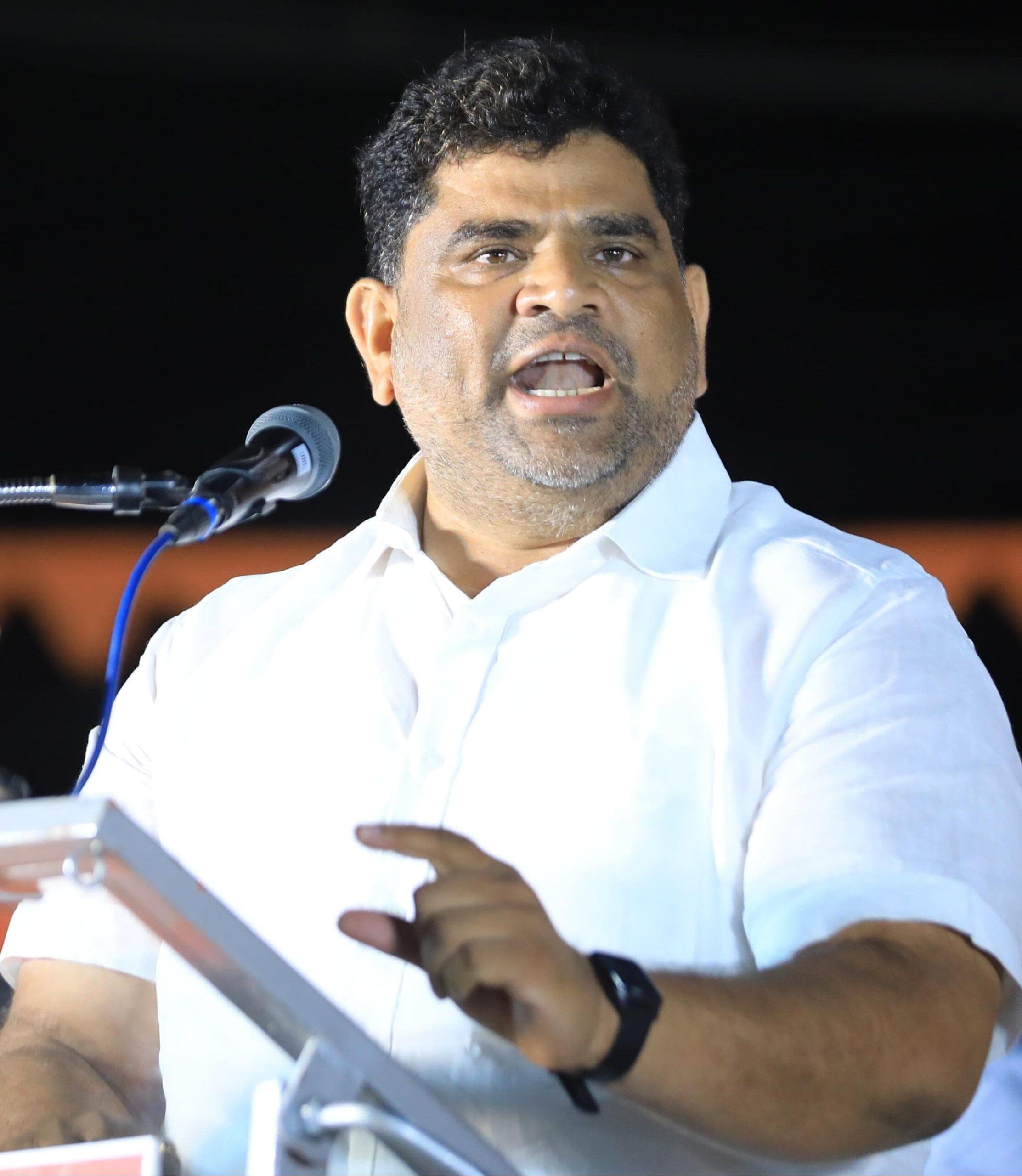 You are currently viewing राणे, केसरकर यांनी हिंमत असेल तर अजित पवार यांच्यासमोर बसून सिंधुरत्न योजना सुरु करून दाखवावी