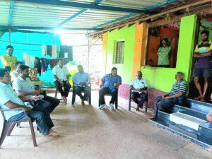 Read more about the article माणगाव येथील अमित धुरी कुटुंबीयांचे मा. आ. वैभव नाईक यांनी केले सांत्वन