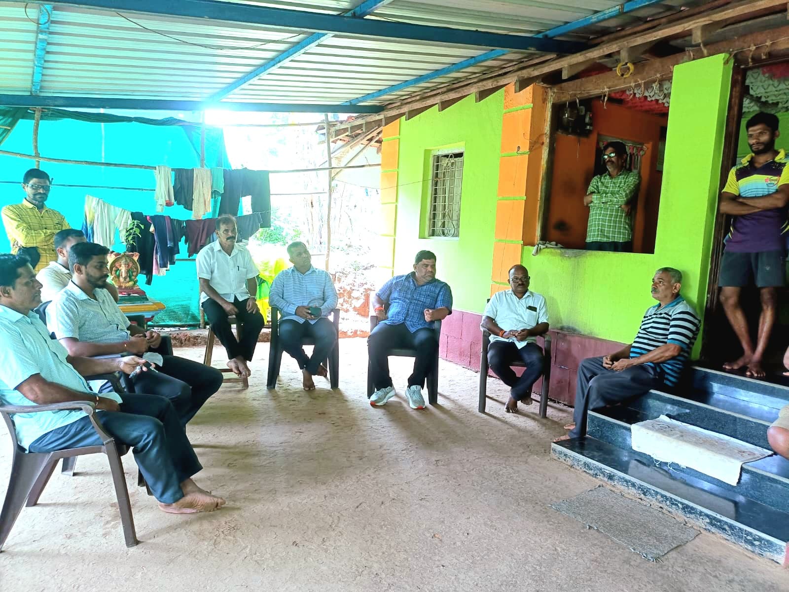 You are currently viewing माणगाव येथील अमित धुरी कुटुंबीयांचे मा. आ. वैभव नाईक यांनी केले सांत्वन