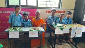 Read more about the article कै रायसाहेब डॉ. रामजी धोंडजी खानोलकर केंद्रशाळा मठ नं १ शाळेत रान भाज्यांचे प्रदर्शन उपक्रम