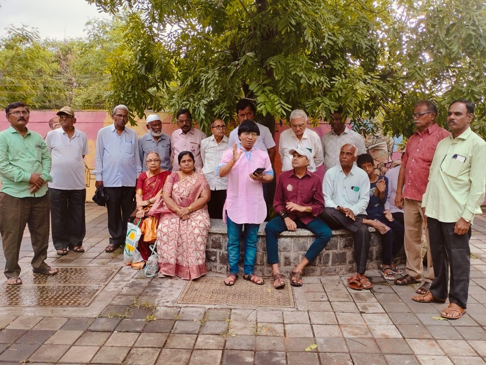 You are currently viewing जगात आई आणि बाप ही दोनच दैवते!’ – कवी अनिल दीक्षित