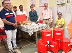 Read more about the article सामाजिक बांधिलकीच्या रूपा गौंडर (मुद्राळे) यांच्याकडून सावंतवाडी रुग्णालय नेत्र विभागाला पाच स्टूल भेट..