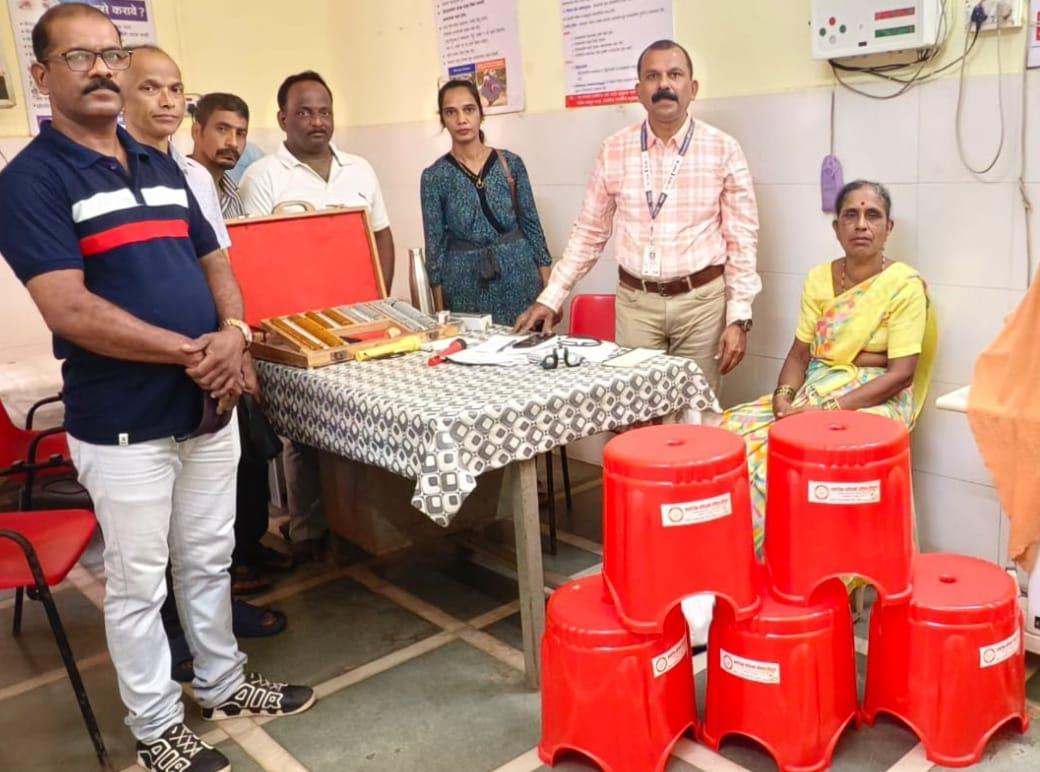 You are currently viewing सामाजिक बांधिलकीच्या रूपा गौंडर (मुद्राळे) यांच्याकडून सावंतवाडी रुग्णालय नेत्र विभागाला पाच स्टूल भेट..