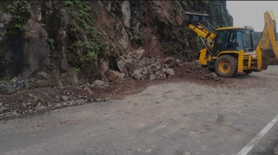 You are currently viewing भुईबावडा घाटात दरड कोसळल्याने वाहतूक विस्कळित..