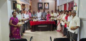 Read more about the article कलमठ ग्रामपंचायत वतीने शेतकऱ्यांना मोफत भात बियाणे वाटप!