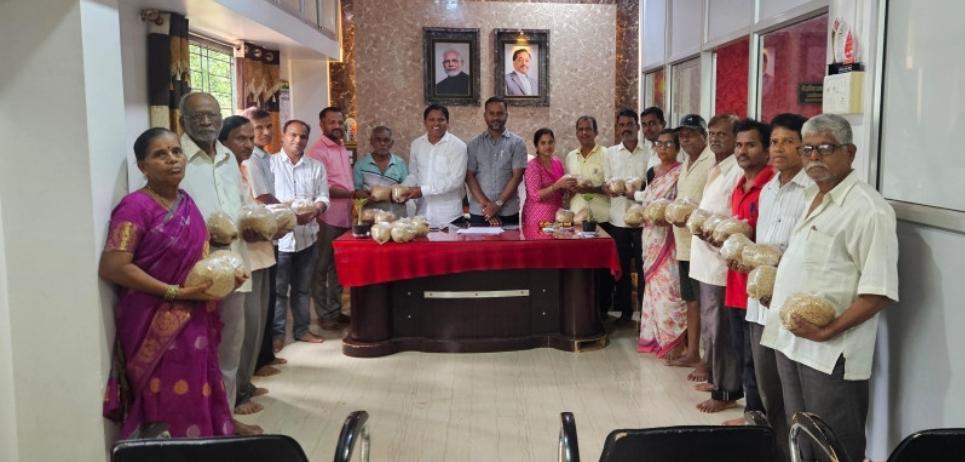 You are currently viewing कलमठ ग्रामपंचायत वतीने शेतकऱ्यांना मोफत भात बियाणे वाटप!