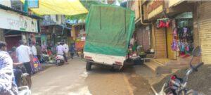 Read more about the article कणकवली बाजारपेठेत बुलेरो पिकअप टेम्पो रुतल्याने वाहतूक कोंडी