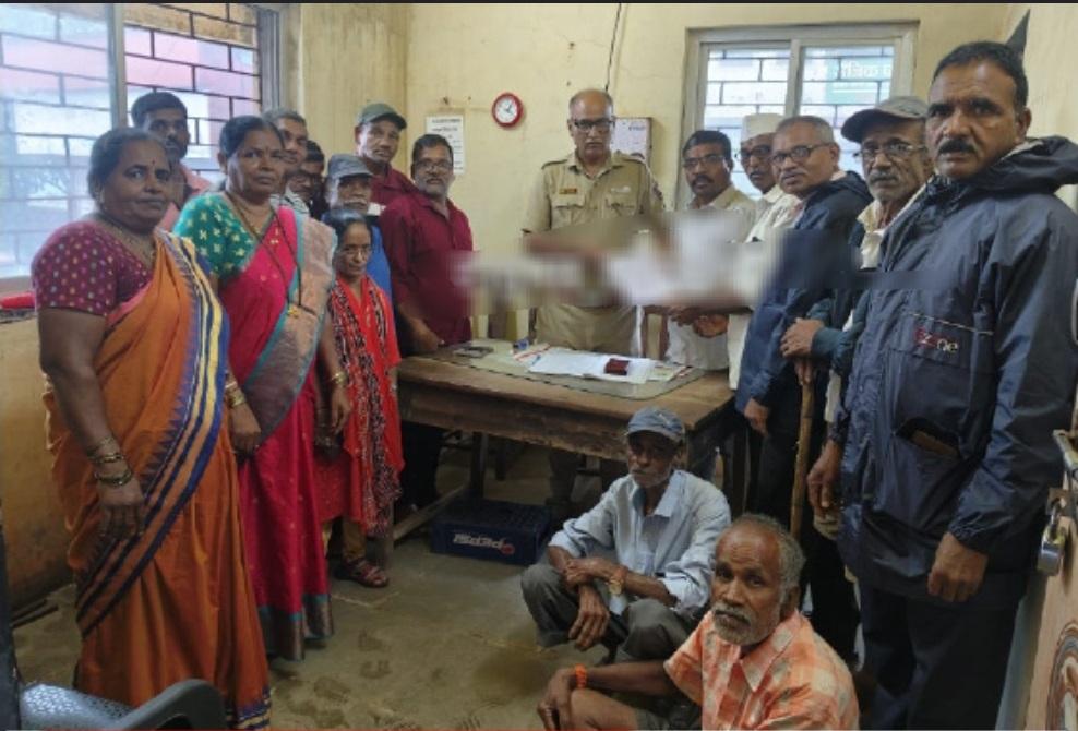 You are currently viewing आंबोली तेरवण एसटी बस सेवा सुरू करण्याचे लेखी पत्र दिल्याने धरणे आंदोलन मागे