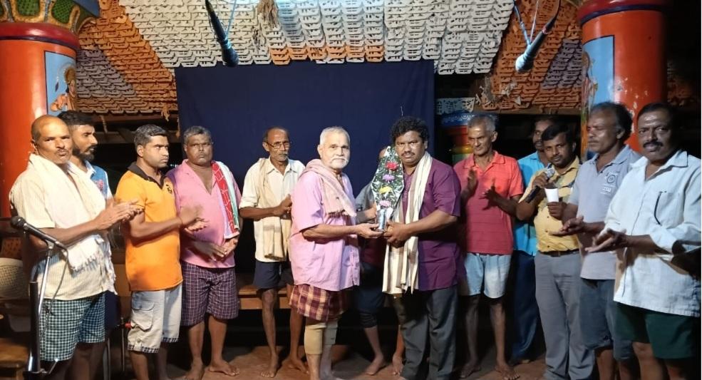 You are currently viewing ग्रामपंचायत अधिकारी मुकुंद परब यांचा असनियेत सत्कार