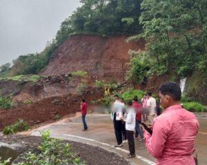 Read more about the article करूळ घाटात भलीमोठी दरड कोसळल्याने मार्ग ठप्प