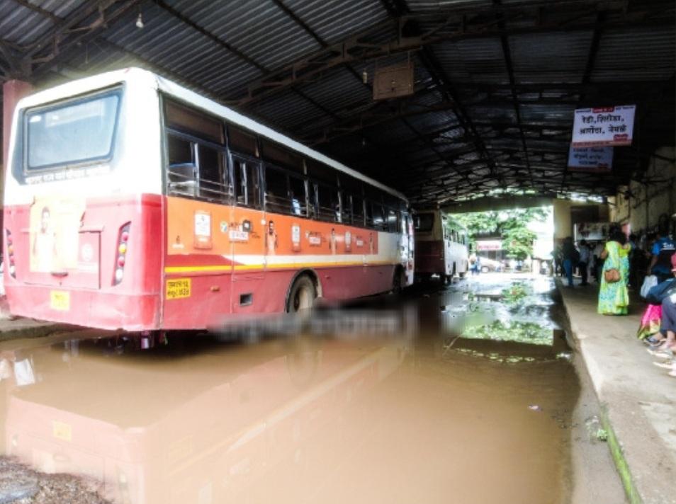 You are currently viewing सावंतवाडी एसटी बस स्थानकाच्या दुरवस्थेमुळे प्रवाशांचे हाल 