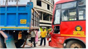 Read more about the article उभ्या ट्रकला एसटी बसची पाठीमागून धडक