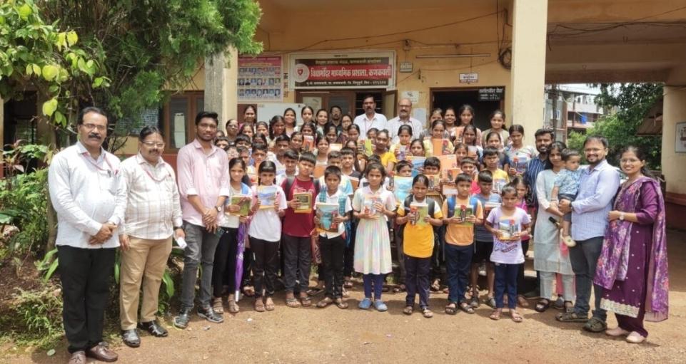 You are currently viewing वाढदिवसानिमित्त माजी नगराध्यक्ष समीर नलावडेंकडून वह्यावाटप