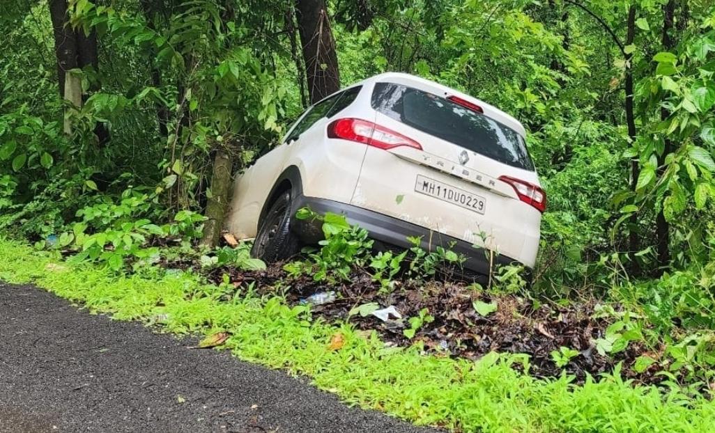 You are currently viewing कोलगाव- बुर्डी पूल येथे कार झाडाला आदळून अपघात….