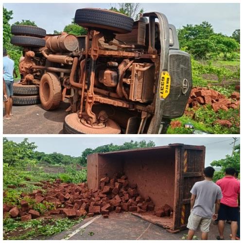 You are currently viewing मालवण – कसाल मार्गावरील कर्लाचाव्हाळ येथे डंपर अपघात..