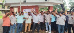 Read more about the article टोल फ्री 108 रुग्णवाहिका चालकांचे प्रश्न सोडविण्यासाठी मंत्री नितेश राणे यांची ग्वाही.