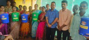 Read more about the article ग्रामपंचायत मळेवाड कोंडूरेकडून गावातील कुटुंबांसाठी डस्टबिनचे वाटप