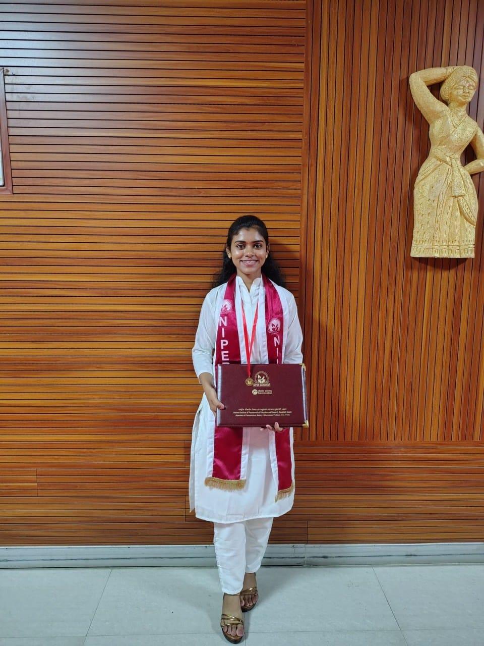 You are currently viewing सातार्डाच्या नेहा मयेकरचा आसामचे राज्यपाल यांच्या हस्ते सन्मान