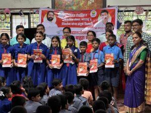Read more about the article सावंतवाडीतील विद्यार्थ्यांना जिजाऊ संस्थेकडून वह्यांचे वाटप