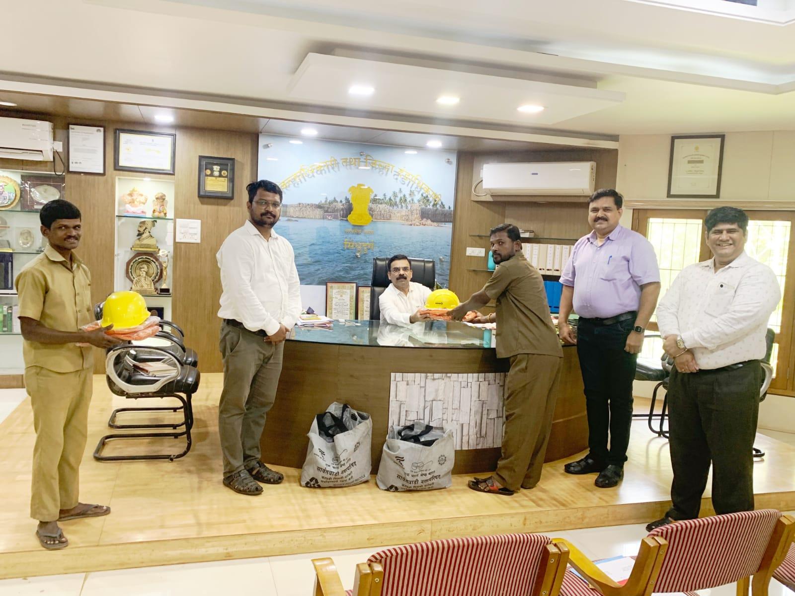 You are currently viewing जिल्हाधिकारी अनिल पाटील यांच्या हस्ते नमस्ते योजनेंतर्गत सिवर व सेप्टिक टॅंक कामगारांना संरक्षणात्‍मक उपकरणांचे वितरण..