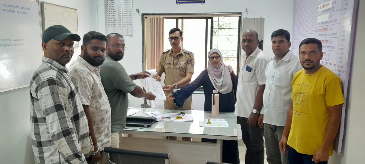 You are currently viewing शिवसेना उ बा ठा गटाच्या वतीने सावंतवाडी पोलीस निरीक्षकांना शहरात ‌होणाऱ्या चोरीच्या घटने संदर्भात उपयोजनेबाबत निवेदन सादर 