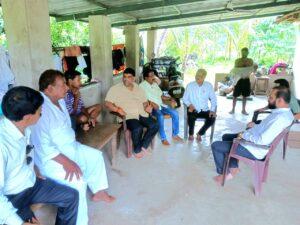 Read more about the article इन्सुली येथील सोनाली गावडे कुटुंबियांचे मा.आ. वैभव नाईक यांनी केले सांत्वन