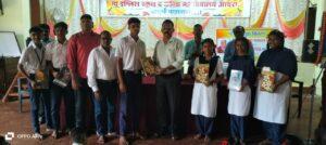 Read more about the article प्रसिद्ध वास्तूतज्ज्ञ मधुकर लाड यांच्याकडून आचरा येथील विद्यार्थ्यांना वह्या वाटप