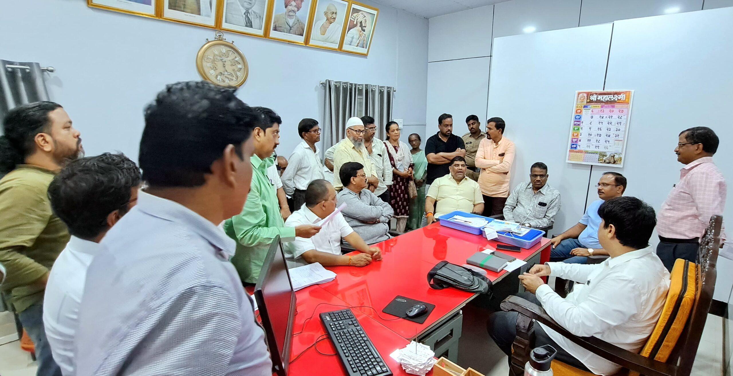 You are currently viewing स्मार्ट वीज मीटर विरोधात हरकुळ व भिरवंडे गावातील ग्रामस्थांची मा.आ.वैभव नाईक,सतीश सावंत यांच्यासमवेत कणकवली महावितरण कार्यालयात धडक