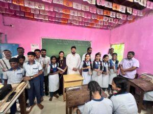 Read more about the article प्राथमिक व माध्यमिक शाळांमध्ये विद्यार्थ्यांना दिनेश गावडे यांच्या वतीने शैक्षणिक साहित्याचे वितरण