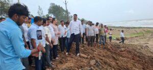 Read more about the article आमदार निलेश राणेंकडून तळाशील किनारपट्टीची पहाणी