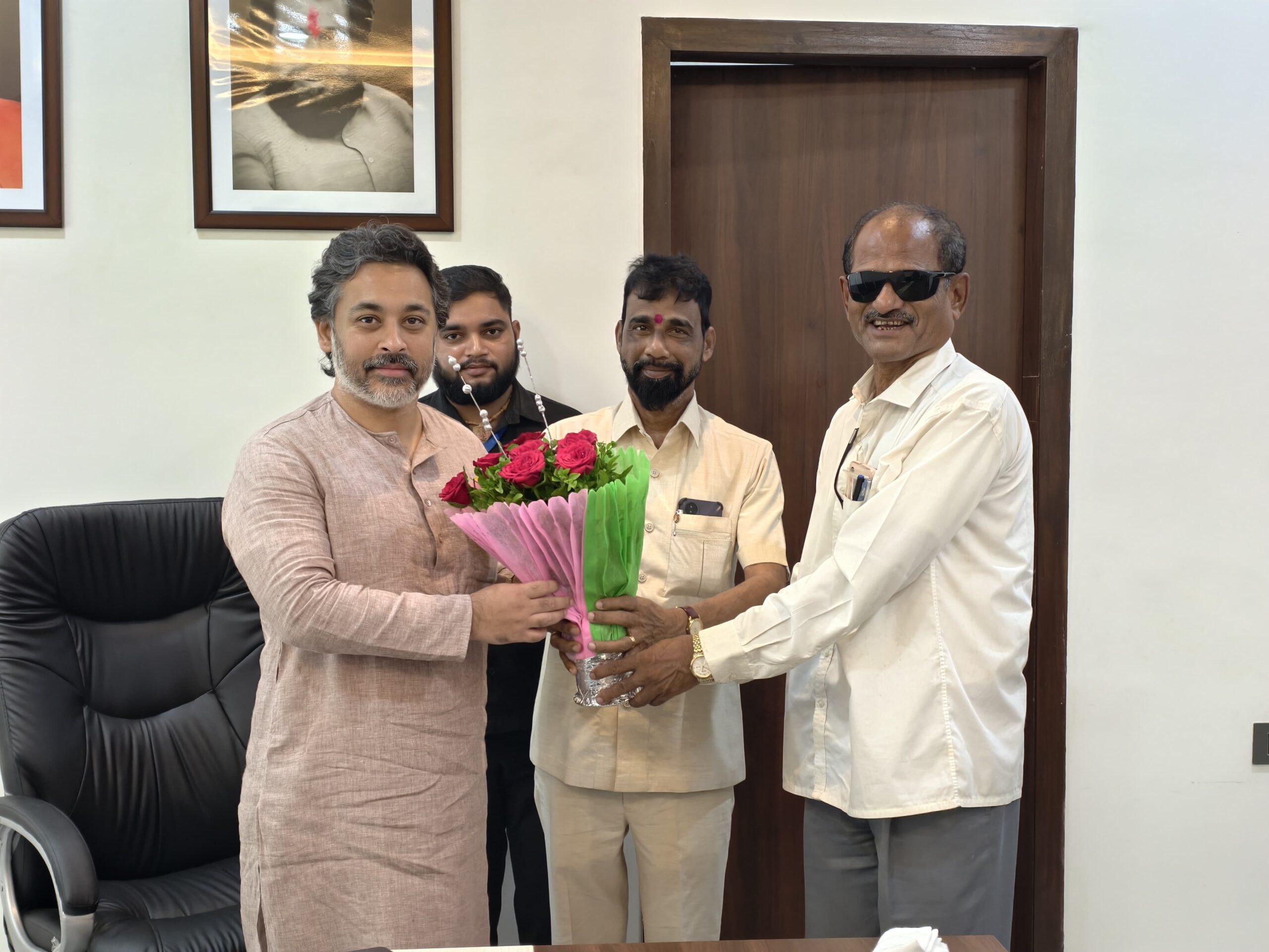 You are currently viewing सुरेश सावंत यांनी आमदार निलेश राणे यांचे केले अभिनंदन