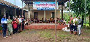 Read more about the article केंद्रशाळा शेर्पेच्या विद्यार्थ्यांना देणगीतून दप्तर ,रेनकोट व वृक्षलागवडीसाठी कुंड्यांचे मोफत वाटप