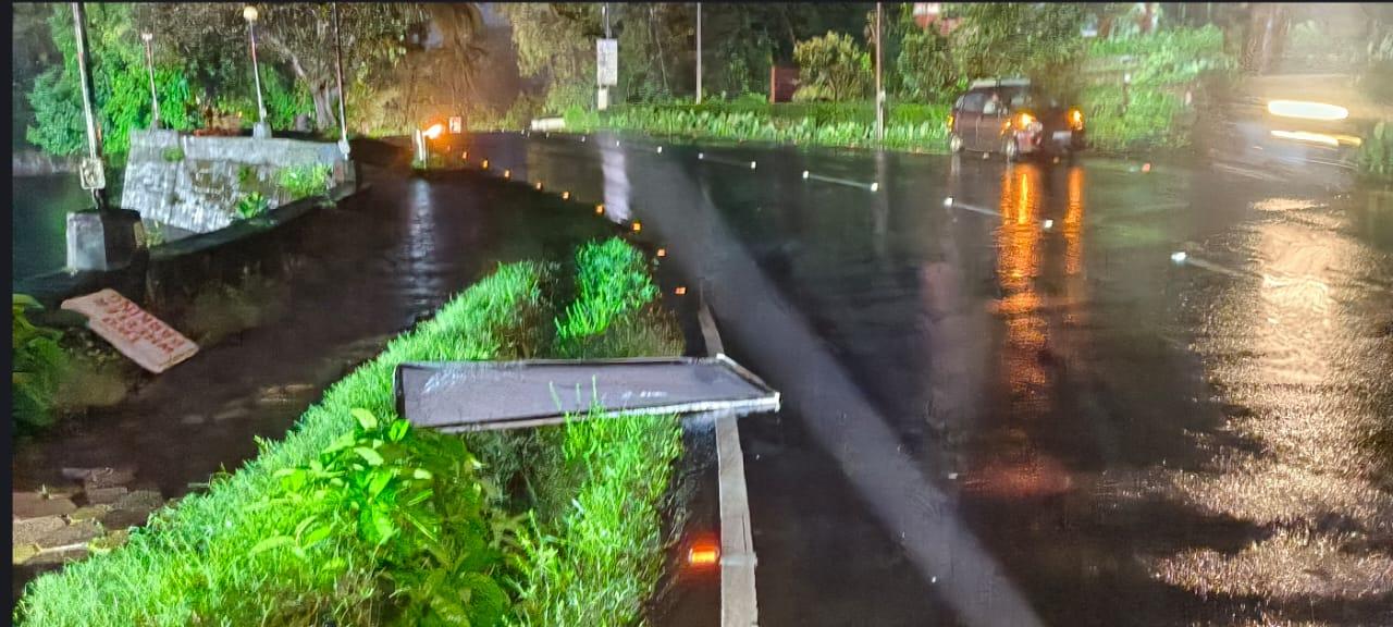 You are currently viewing वाऱ्यामुळे रस्त्यावर पडलेले बॅनर सामाजिक बांधिलकीच्या कार्यकर्त्यांनी हटवले