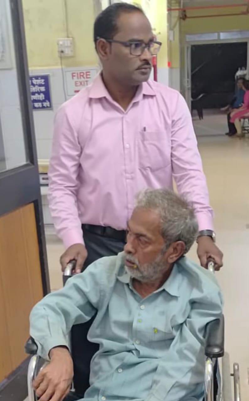 You are currently viewing निवृत्त शिक्षक विश्वकांत गणपत तारीना अर्धांगीचा झटका येऊन बाजारात पडले सामाजिक बांधिलकी कडून हॉस्पिटलमध्ये दाखल.