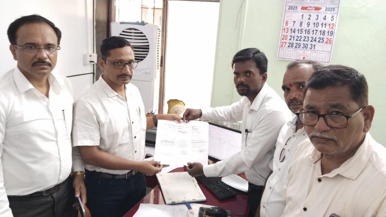 You are currently viewing लाईट येणे-जाणे समस्येवरून ग्रामस्थ आक्रमक…