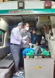 Read more about the article त्या निराधार निवृत्त शिक्षकाची तब्येत खालावली सामाजिक बांधिलकीच्या कार्यकर्त्यांकडून जिल्हा रुग्णालयात दाखल.