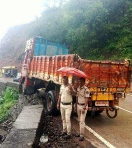 Read more about the article करुळ घाटात ट्रक आदळला कठड्यावर