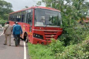 Read more about the article वेंगुर्ला-मठ येथे एसटी रस्त्यावरून घसरली, प्रवासी सुदैवाने बचावले…