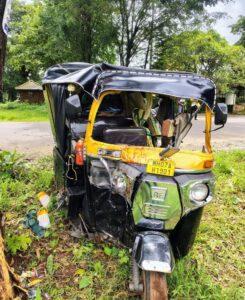 Read more about the article वैभववाडी – फोंडा मार्गावर खांबाळे येथे रिक्षाचा भीषण अपघात