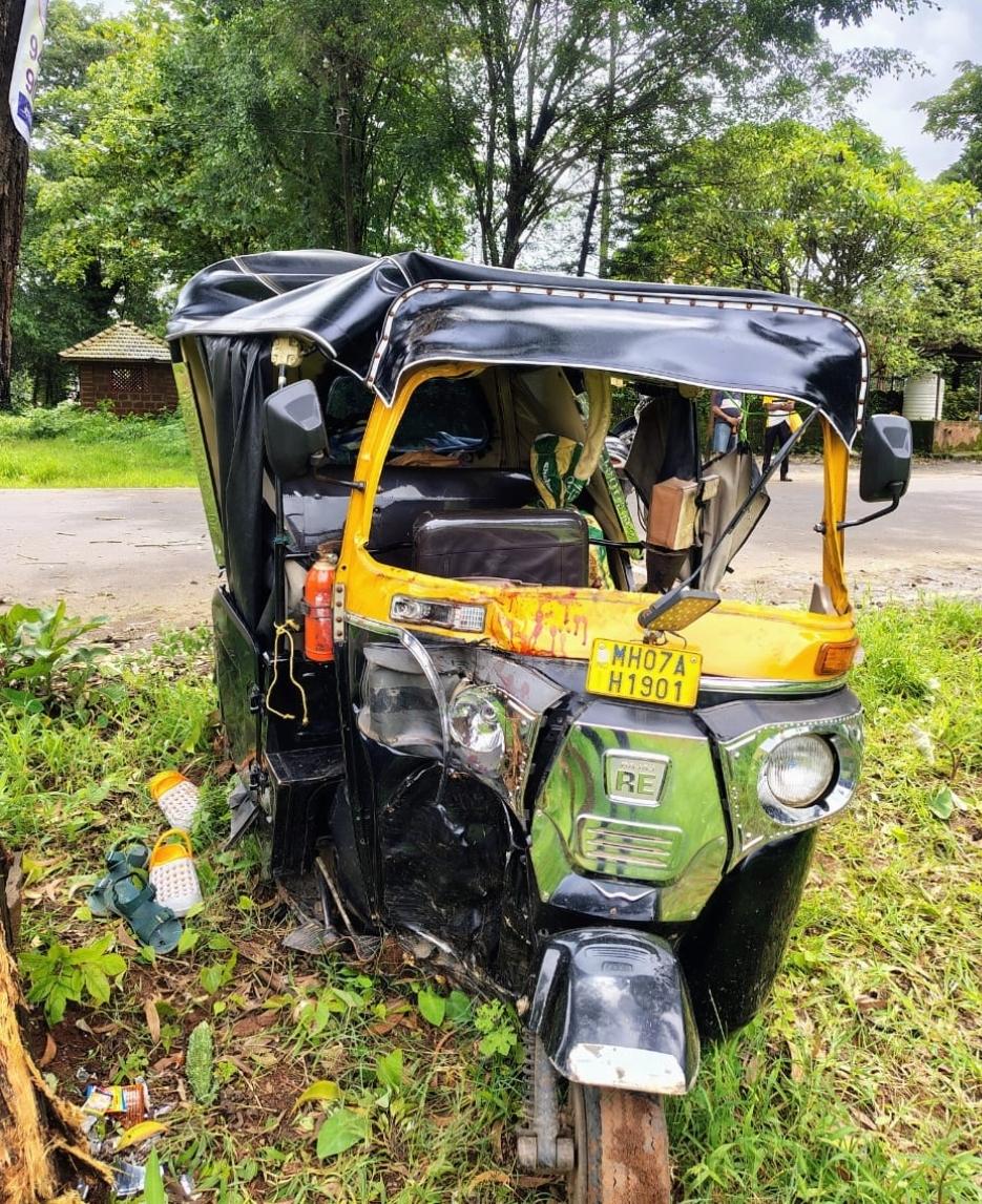 You are currently viewing वैभववाडी – फोंडा मार्गावर खांबाळे येथे रिक्षाचा भीषण अपघात