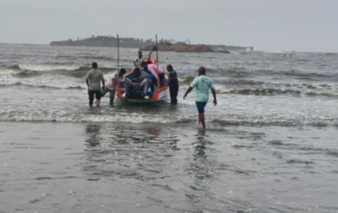 You are currently viewing बेपत्ता मच्छिमाराचा समुद्रात शोध घेण्यासाठी कोस्टगार्डचे हेलिकॉप्टर पाचारण करा – बाबी जोगी