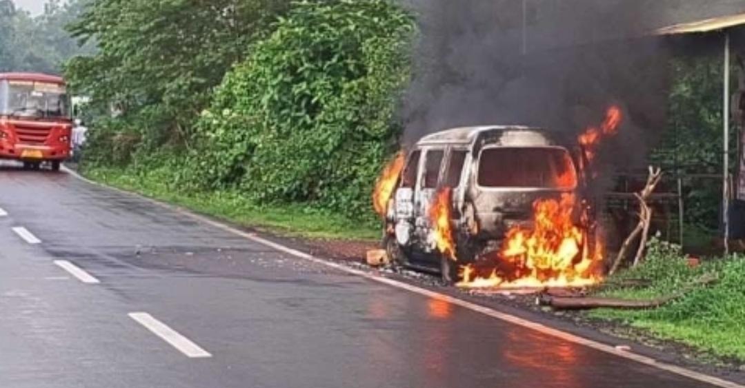 You are currently viewing सातार्डा येथे चालत्या रुग्णवाहिकेने घेतला अचानक पेट…