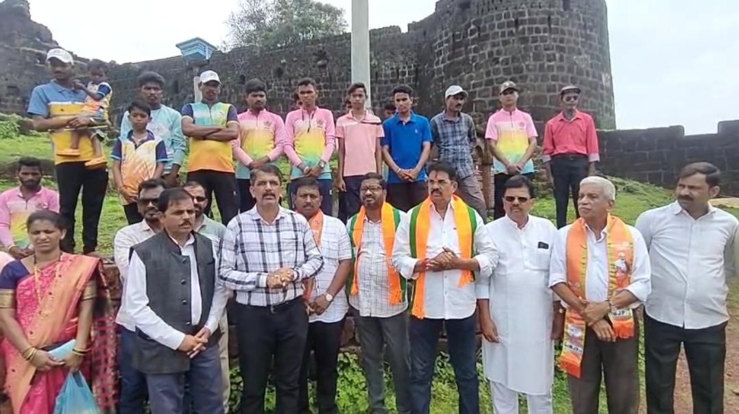 You are currently viewing शिवरायांच्या १२ किल्ल्यांचा युनेस्कोच्या जागतिक वारसा यादीत सामावेश केल्याबद्दल भाजपाच्या देवगड व पडेल मंडलाच्या वतीने विजयदुर्ग किल्ल्यावरील मारुती मंदिरात पुष्पहार अर्पण करून लाडुवाटप व ढोल तास्याच्या गजरात जल्लोष 