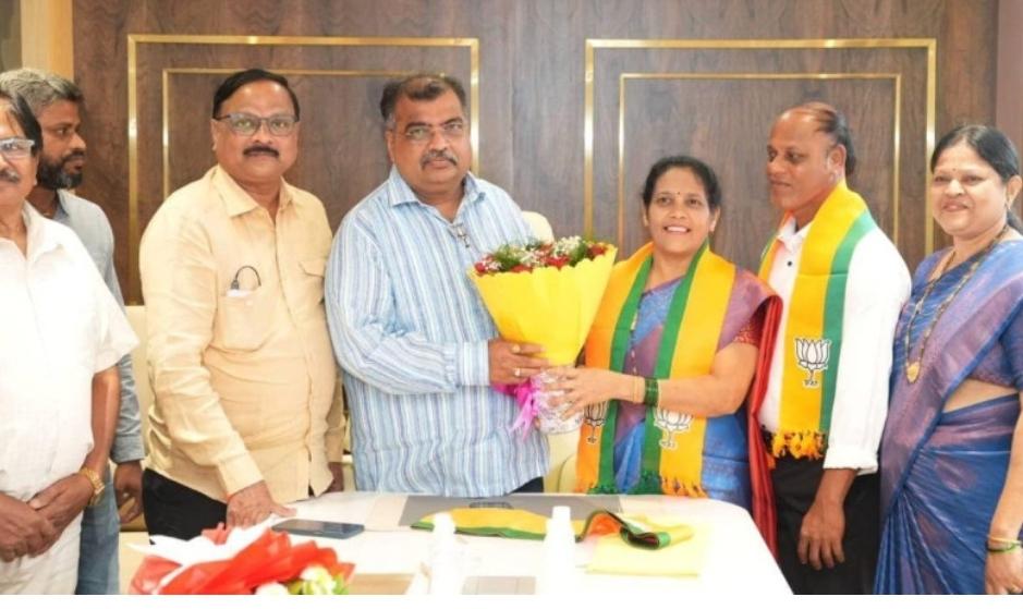 You are currently viewing भाजपा प्रदेशाध्यक्ष रविंद्र चव्हाण यांच्या प्रमुख उपस्थितीत मालवणच्या माजी नगरसेविका सेजल परब व उबाठा उपशहर प्रमुख संमेश परब यांचा भाजपात प्रवेश