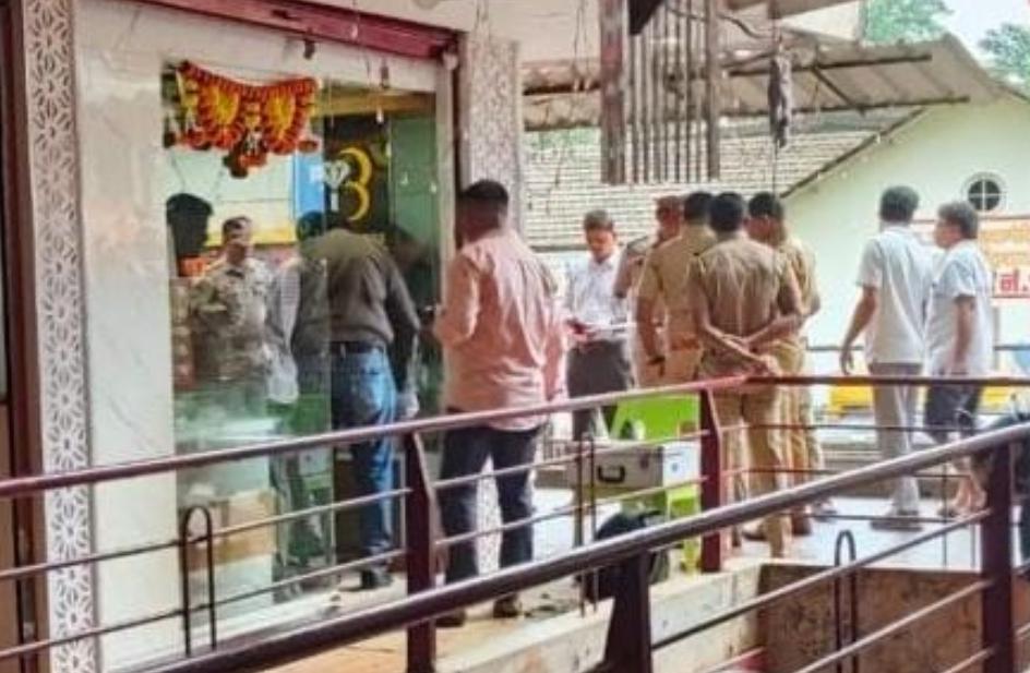 You are currently viewing कणकवली-आचरा रोडवरील कामाक्षी ज्वेलर्समध्ये पहाटेच्या सुमारास चोरी…