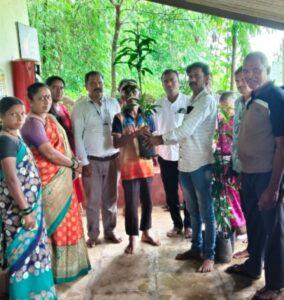 Read more about the article नापणे ग्रा. पं. च्या वतीने शेतकऱ्यांना ४०० केशर कलम रोपांचे वाटप